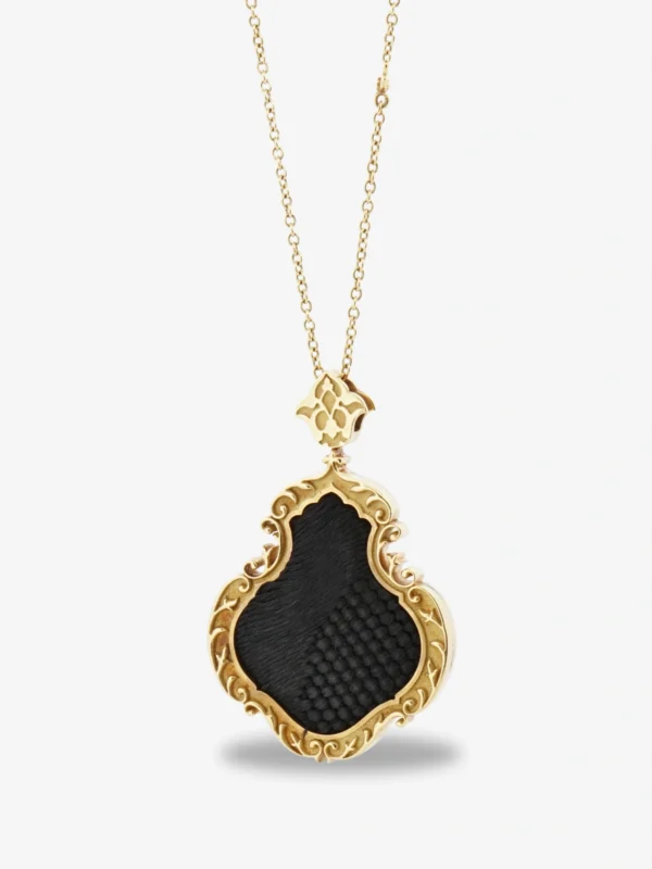 18 ayar altın Osmanlı kandil formunda kolye; ön yüzü orijinal tarihi tekstil parçalı, arka yüzü lacivert mine üzerine altın kaligrafi işlemeli yüksek mücevher eseri.