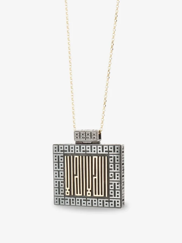 18 ayar altın pırlantalı kare formlu kolye ucu, merkezinde altın Kufi hat ile Hüve yazısı ve siyah oksitli geometrik çerçeve.