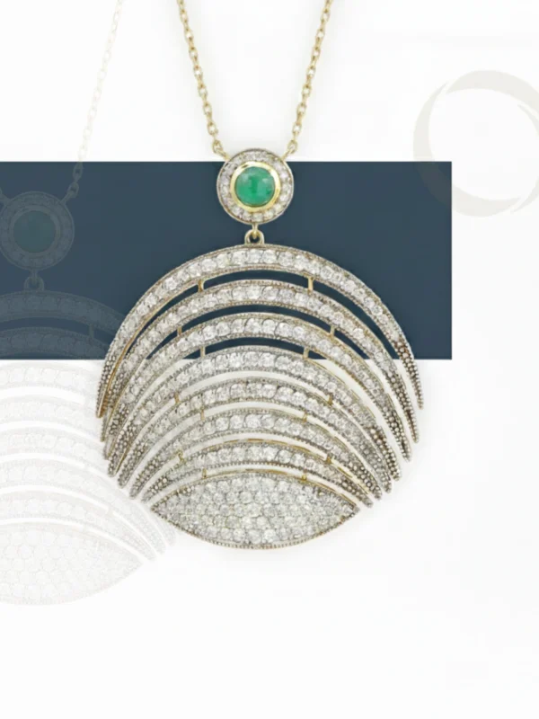 18 ayar altın kolye; iç içe geçen pırlantalı dairesel katmanlar, merkezde ve zincir üzerinde yer alan doğal zümrüt detaylı lüks tasarım.