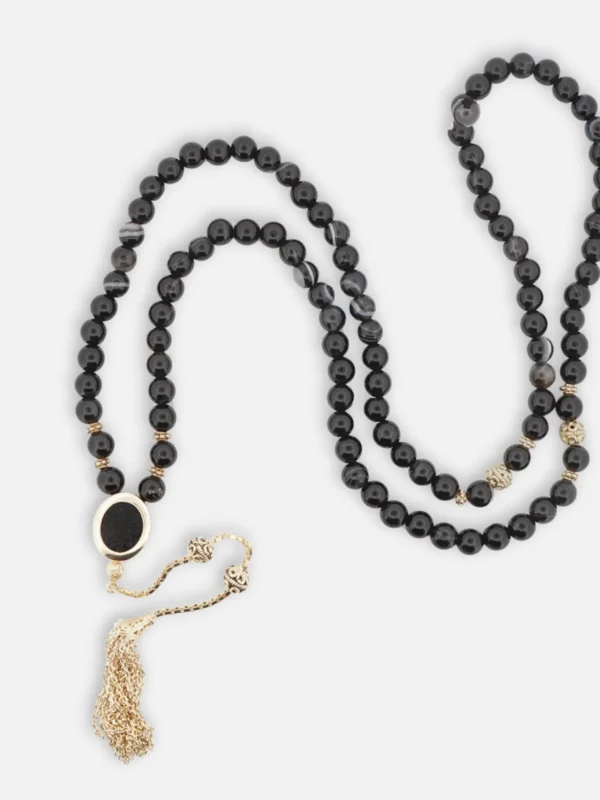 925 ayar gümüş altın kaplama oval hazneli imameye sahip siyah akik tesbih; imame içerisinde çift taraflı döner hat sanatı ve sanatsal doku detayı.