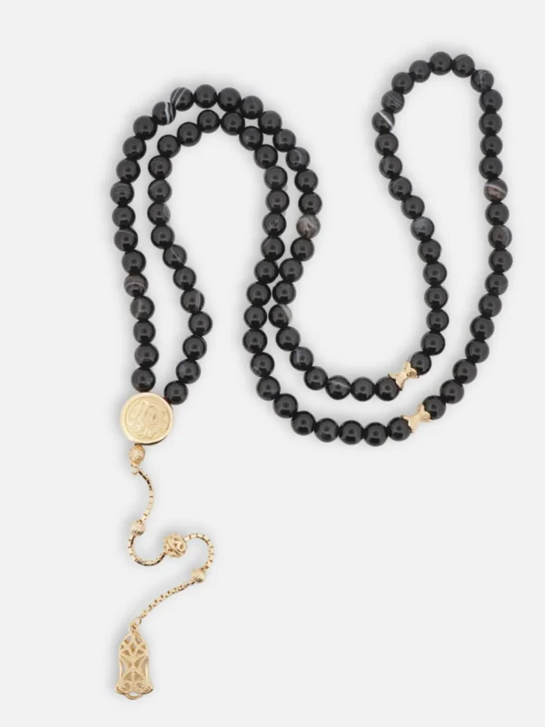 925 ayar gümüş motifli imameye sahip siyah akik 99'lu tesbih; imamesinde Kabe örtüsü ve kaligrafik Allah lafzı bulunan döner bölmeli tasarım.