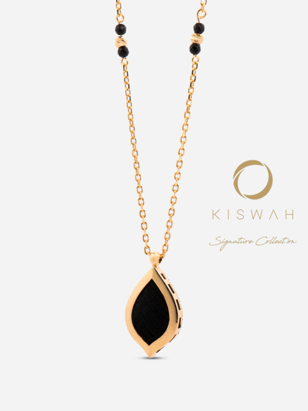 925 ayar gümüş, damla formunda, ön yüzünde orijinal tekstil dokusu ve arka yüzünde geleneksel Rûmî kalem işçiliği bulunan altın kaplama kolye.