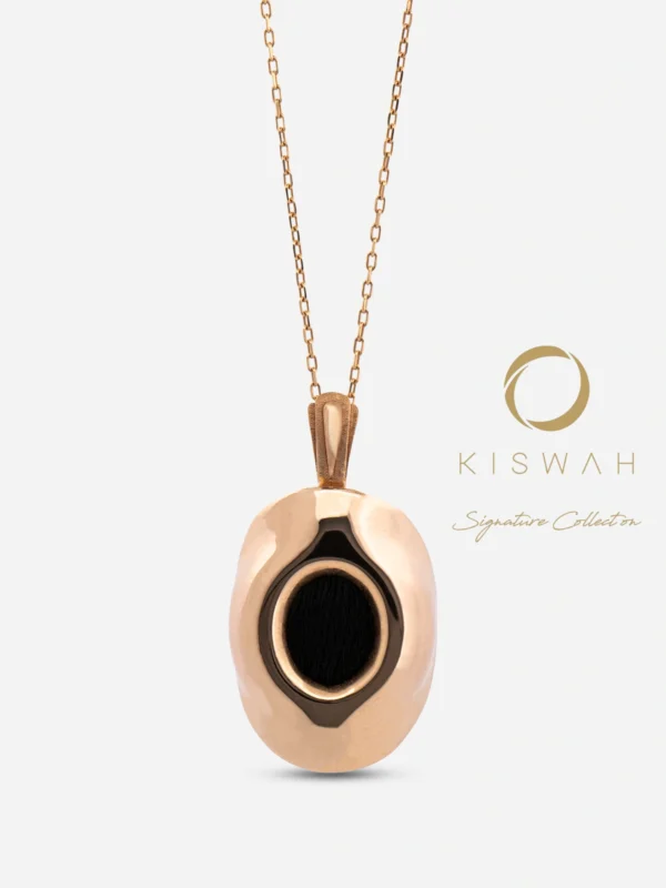 925 ayar gümüş altın kaplama, organik formlu kolye ucu; merkezinde dairesel haznede orijinal tarihi tekstil parçası bulunan modern tasarım.