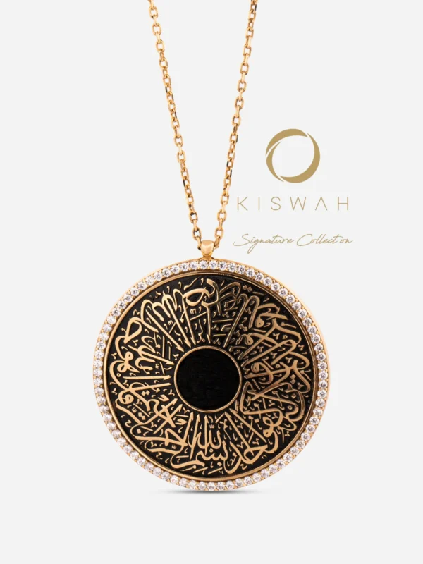 925 ayar gümüş altın kaplama dairesel kolye; merkezinde orijinal tarihi tekstil dokusu, çevresinde ise mikro taşlarla işlenmiş dairesel Besmele-i Şerif kaligrafisi bulunan tasarım.